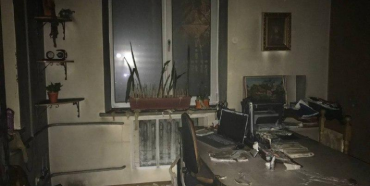 Поліція розшукує зловмисників, які підпалили офіс у Здолбунові (ФОТО)
